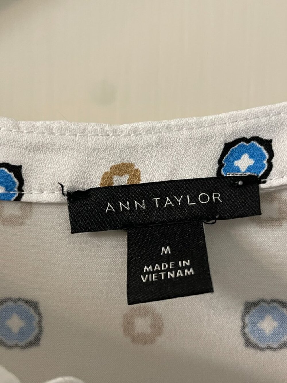 Ann Taylor Geometric Dots Split neck shell Size Medium - Picture 5 of 6